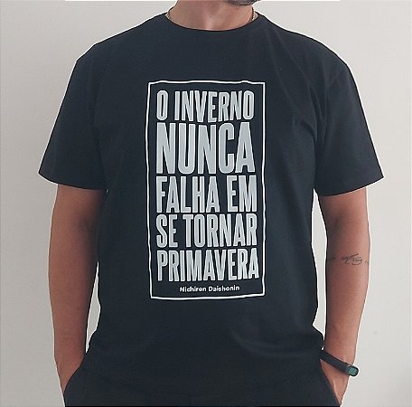 Camiseta PRETA - O inverno nunca falha
