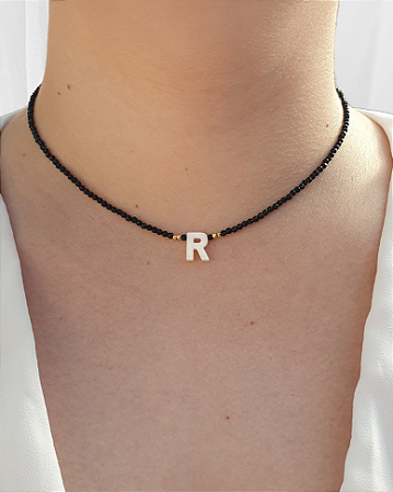 Colar Personalizado Inicial com Cristais e Letra em Madrepérola – Folheado a Ouro 18k