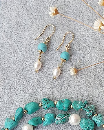 Brinco Anzol de Howlita Turquesa e Pérola Natural - Folheado a Ouro 18K