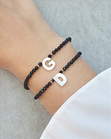 Pulseira com Letra em Madrepérola e Cristais Pretos Folheada a Ouro 18k