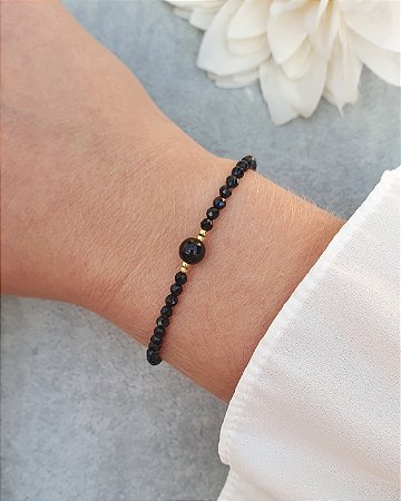 Pulseira de Cristais Pretos com Pedra Central de Ônix Folheado a Ouro 18k