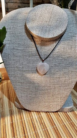 Colar Pingente em Coração Quartzo Rosa a Pedra do Amor