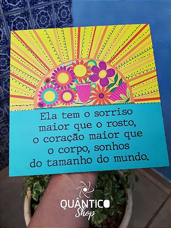 Placa Decorativa - Ela tem o sorriso maior que o rosto, o coração maior que o corpo, sonhos do tamanho do mundo