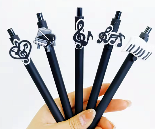 CANETA DE PLÁSTICO emborrachada com símbolos musicais (Cor Preta)
