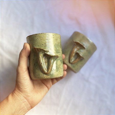 Copo com cogumelos verde
