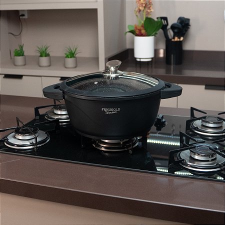 Panela Titanium 24cm Com Tampa Super Resistente Frigigold - 5 camadas de Titânio com mármore antiaderente
