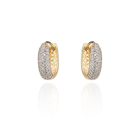 Brinco semijoia de argola oval, cravejado com zircônias rodinadas e banhado em ouro 18k