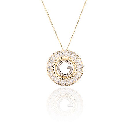 Colar semi joia redondo, cravejado com zircônias e letra ao centro, banhado em ouro 18k