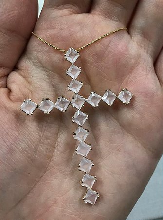 Colar Crucifixo Cravejado Pedra Cristal Rosa Banhado Ouro - Shelook  Semijoias - As melhores Semijoias