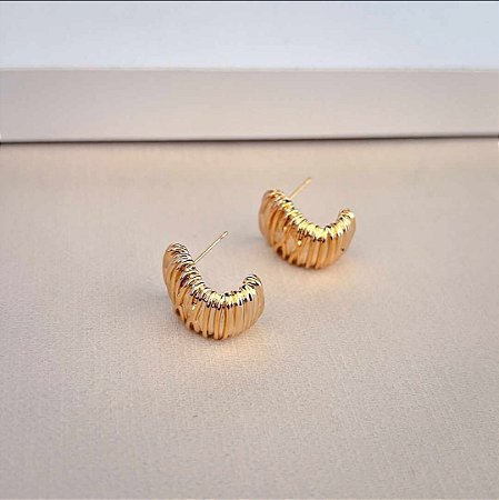 Brinco Meia Argola Texturizado Banhado Ouro 18K