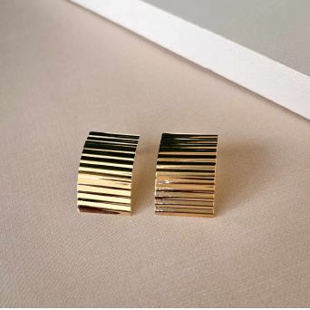 Brinco Chapa Curvada Banhado Ouro 18K