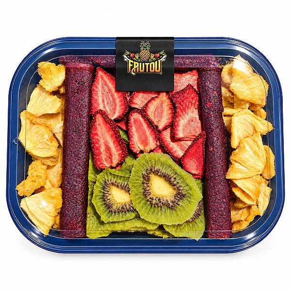 Bandeja Frutou Lanches com abacaxi, morango, kiwi e rolinhos de fruta