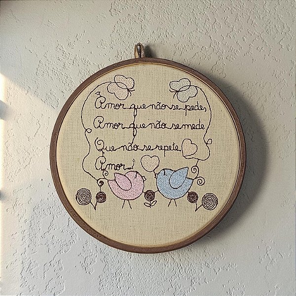 Quadro Decorativo Bordado - Amor, Pássaros, Corações e Borboletas - 16cm de diâmetro