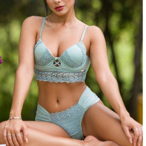 Conjunto em microfibra com detalhe em guipir