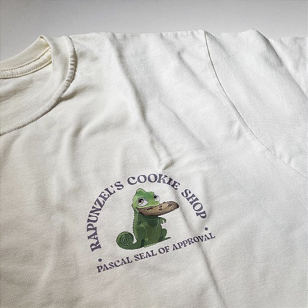 Camiseta | Rapunzel's Cookie Shop - Pascal (Enrolados)