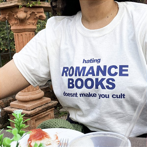 Camiseta | Hating Romance Books doesnt Make you Cult
