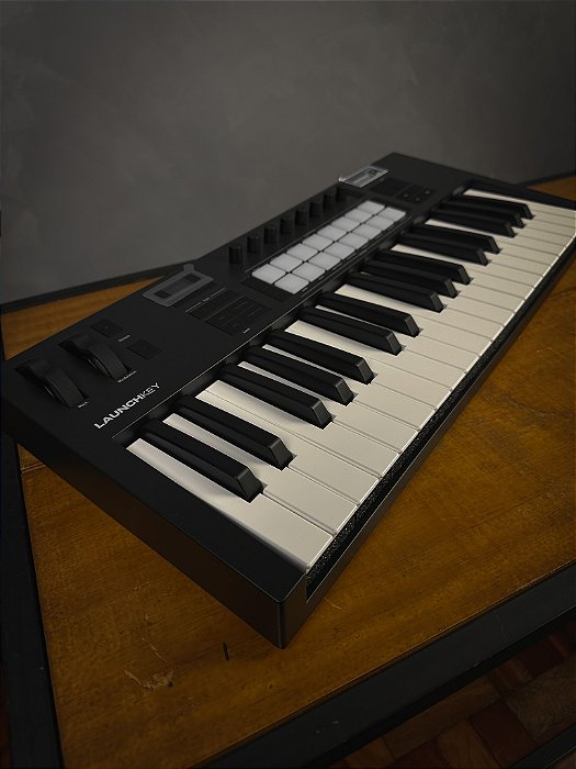 Controlador Novation Launchkey 37 Mk4