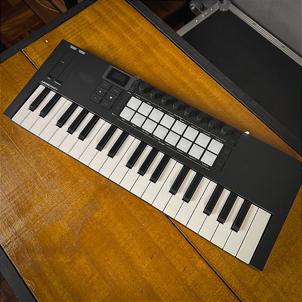 Controlador Novation Launchkey Mini 37 Mk4 - Crunch Music