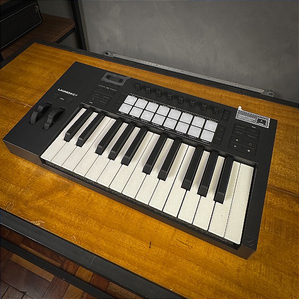 Controlador Novation Launchkey 25 Mk4