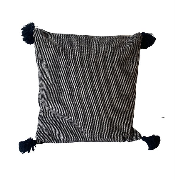 CAPA DE ALMOFADA MESCLADA PRETO E CRU C/ POMPOM 50CM X50CM