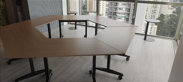 Mesa rebatível trapezoidal pé modelo “T”