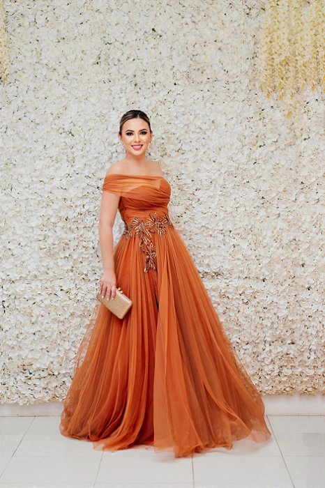 VESTIDO TERRACOTA OMBRO ÚNICO FENDA EM TULE