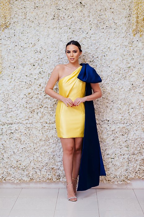 VESTIDO CURTO AMARELO OMBRO ÚNICO LAÇO AZUL MARINHO