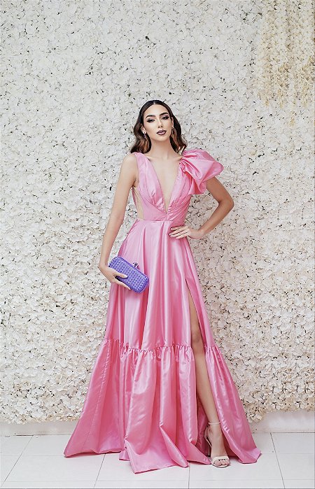 VESTIDO ROSA CHICLETE EM TAFETÁ COM DECOTE EM V E LATERAL EM TULE OMBRO ÚNICO BABADO
