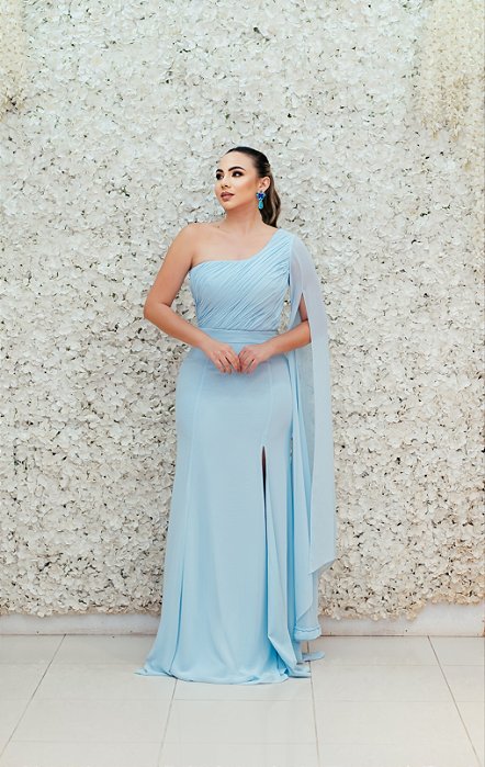 VESTIDO FLECHE DOR AZUL BEBÊ OMBRO ÚNICO CAPA COM BUSTO DRAPEADO MUSSELINE