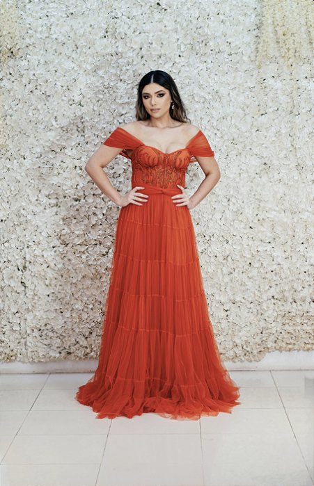 VESTIDO TERRACOTA OMBRO A OMBRO EM TULE E BUSTO BORDADO SAIA EM CAMADAS