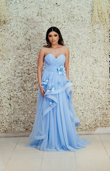 VESTIDO TOMARA QUE CAIA EM TULE AZUL BEBÊ  BUSTO DRAPEADO SAIA COM APLICAÇÃO DE FLORES