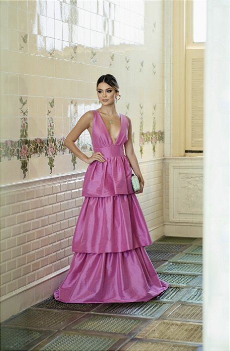 VESTIDO ROSA CHICLETE DECOTE EM “V” ALÇA LARGA SAIA EM CAMADAS PRINCESA
