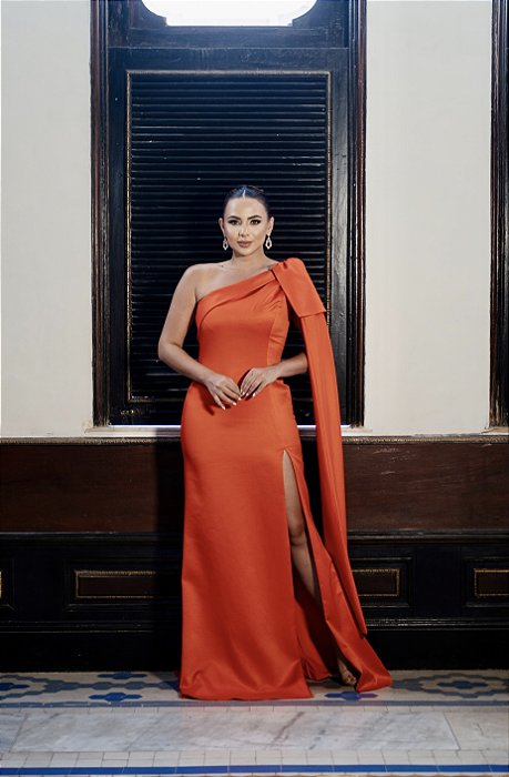 VESTIDO LARANJA OMBRO ÚNICO COM DETALHE DE CAPA E FENDA
