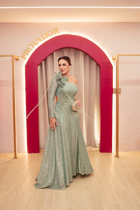 VESTIDO VERDE MINT EM PAETÊ OMBRO UNICO MANGA LONGA COM FRANJAS E BROCHE FLOR ARAMADO