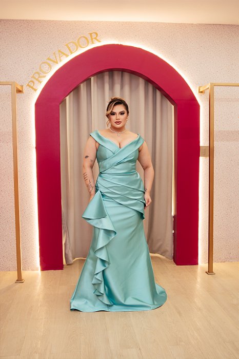VESTIDO EM ZIBELINE AZUL TIFFANY SEREIA OMBRO A OMBRO COM PREGAS DIAGONAIS NA SAIA E BABADO