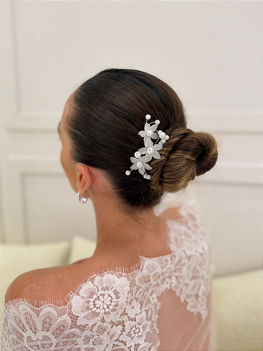 GRINALDA DE FLOR EM RESINA E PÉROLAS