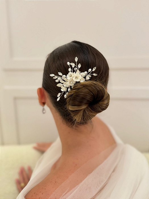 GRINALDA DE FLORES EM RESINA E PONTAS EM PEDRAS