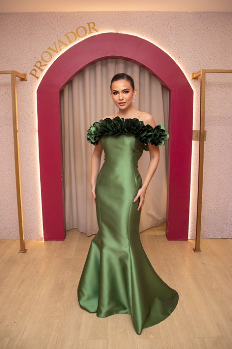 VESTIDO VERDE OLIVA SEREIA EM ZIBELINE OMBRO A OMBRO COM APLICAÇÕES DE FLORES