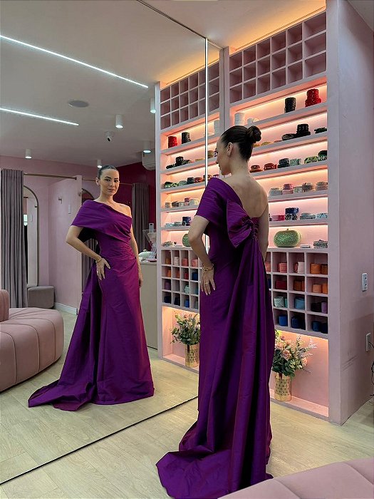 VESTIDO FUCSIA IVA EM TAFETÁ OMBRO ÚNICO COM SOBRESSAIA REMOVÍVEL