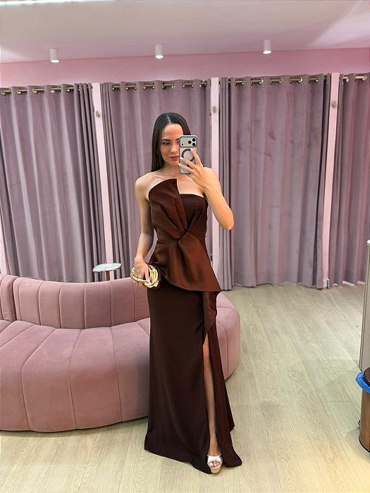 VESTIDO TOMARA QUE CAIA MARROM/ MOCHA MOUSSE EM CREPE COM DETALHE EM CETIM DE SEDA
