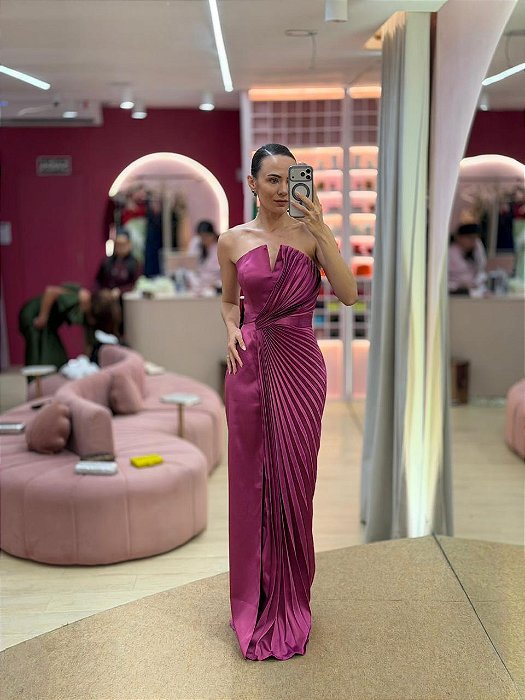 VESTIDO FUCSIA ACETINADO TOMARA QUE CAIA LISO E UM LADO PLISSADO