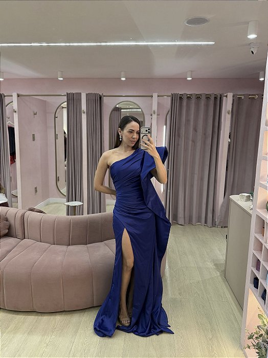 VESTIDO AZUL ROYAL ACETINADO OMBRO UNICO BABADO CORPO DRAPEADO COM FENDA