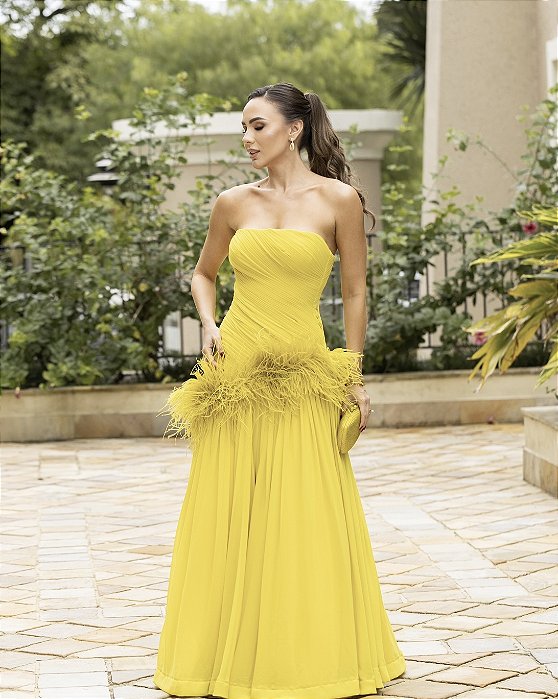 VESTIDO AMARELO TOMARA QUE CAIA MUSSELINE SEDA DRAPEADO E BOA DE PLUMAS REMOVÍVEL