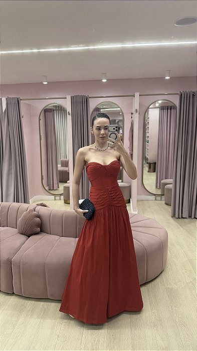 VESTIDO VERMELHO TOMARA QUE CAIA TAFETÁ BUSTO ESTRUTURADO E DATALHE DRAPEADO CINTURA