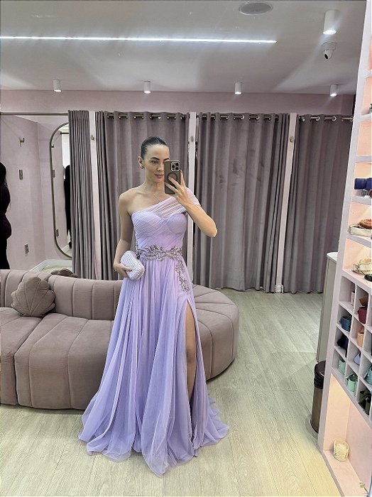 VESTIDO LAVANDA OMBRO UNICO EM TULE BUSTO DRAPEADO E DETALHE CINTURA BORDADO