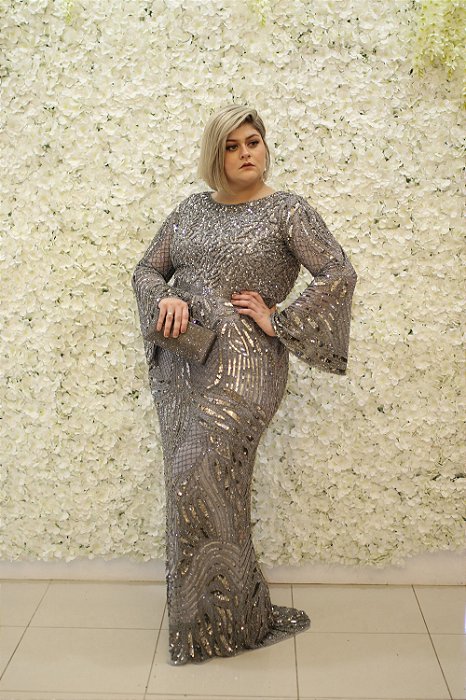 VESTIDO PRATA TODO BORDADO COM MANGA FLARE E DECOTE NAS COSTAS