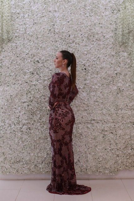 VESTIDO UVA MARSALA NY DE MANGAS COMPRIDAS TODO BORDADO