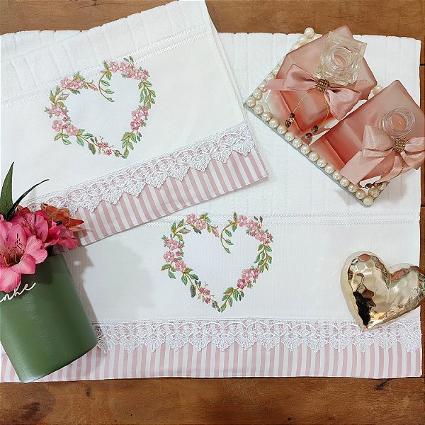 JOGO ROSTO E LAVABO BORDADO - CORAÇÃO FLORAL ROSA