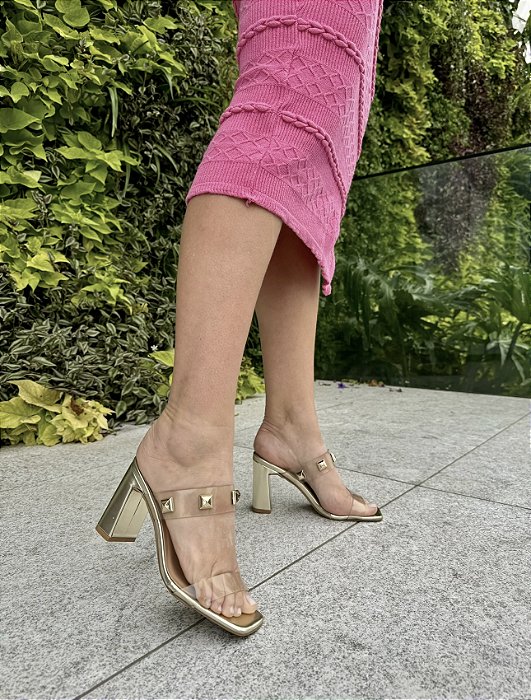 Tamanco Vinil Com Maxi Spikes Dourado Manu