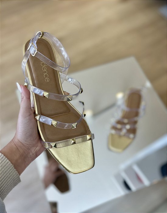 Sandália Rasteira Tiras Vinil Spikes Dourada Tassia